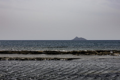 An einigen Stellen gibt es Felsen im Meer